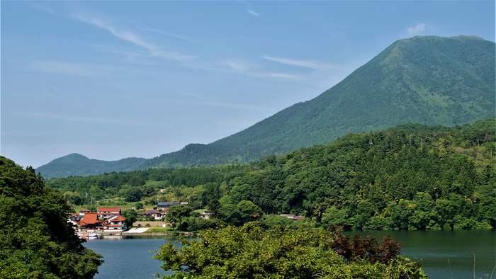 浮布池から見る森田山