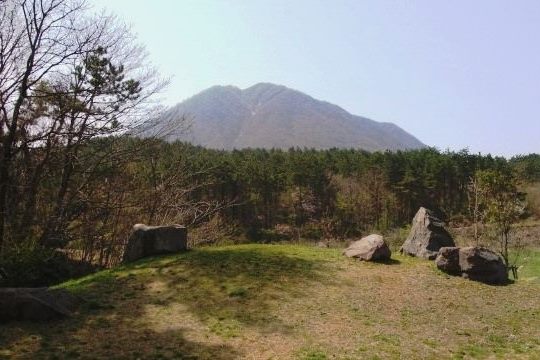 三瓶こだま学園から望む早春の三瓶山