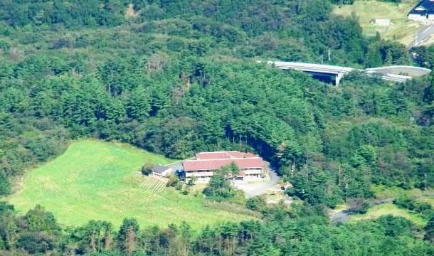 男三瓶山の山頂から三瓶こだま学園を眺望