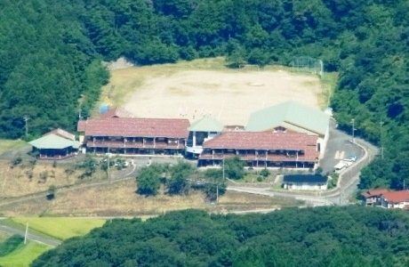 男三瓶山頂上から見る北三瓶小中学校