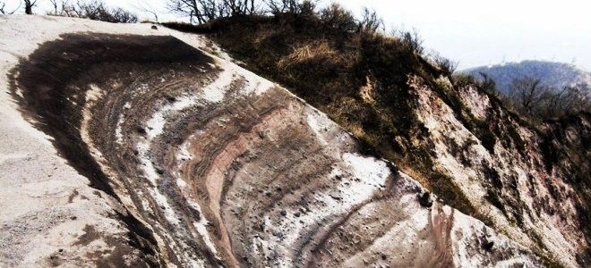 男三瓶山山頂の地層