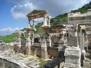 ハドリアヌス神殿跡