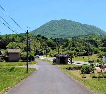 立石神社から望む三瓶山