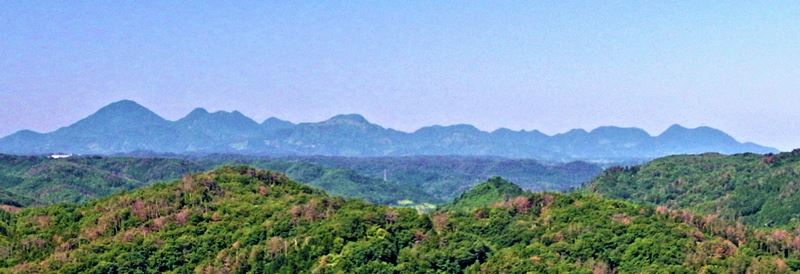 三瓶ダム展望所から大江高山火山群を遠望