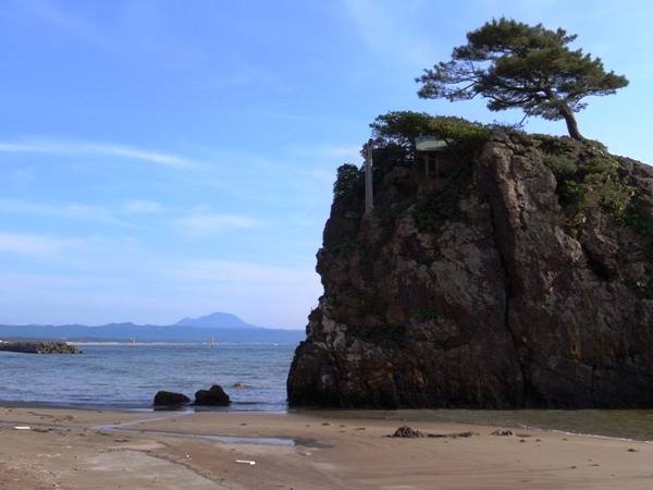 稲佐の浜 弁天島と三瓶山