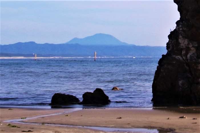 稲佐の浜 弁天島と三瓶山